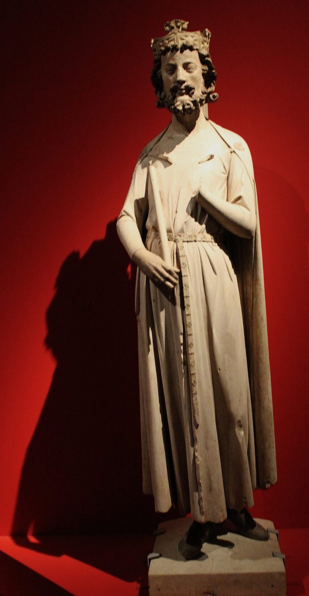 Bức tượng King Childebert ở bảo tàng Louvre, Paris