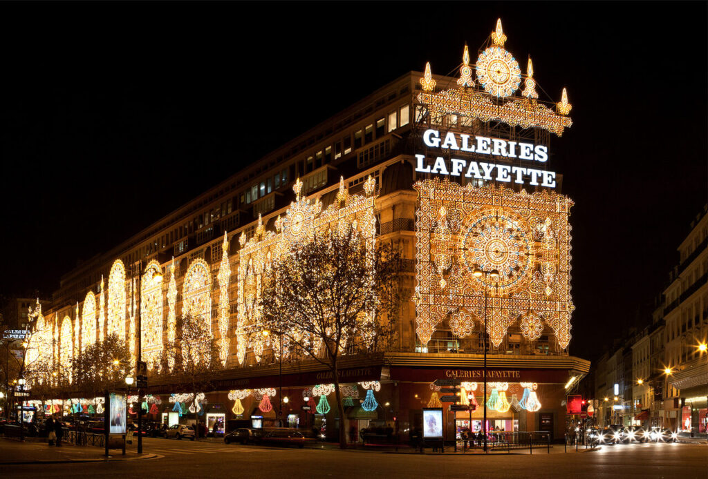 GaleriesLafayetteNuit 1024x694 - Paris: Kinh đô ánh sáng được dưỡng nuôi bằng suối nguồn văn hóa