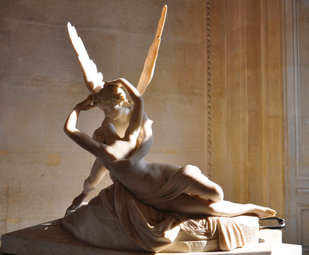 Bức tượng Psyche Revived by Cupid's Kiss ở bảo tàng Lourve, Paris