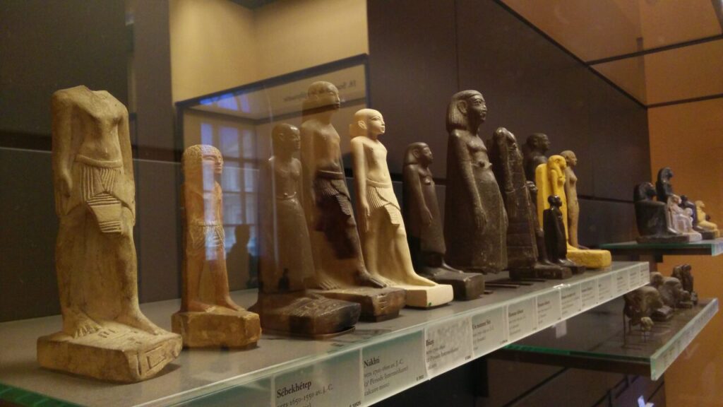 Small figurines of egyptian antiquities in the Louvre 01 1024x576 - Paris: Kinh đô ánh sáng được dưỡng nuôi bằng suối nguồn văn hóa