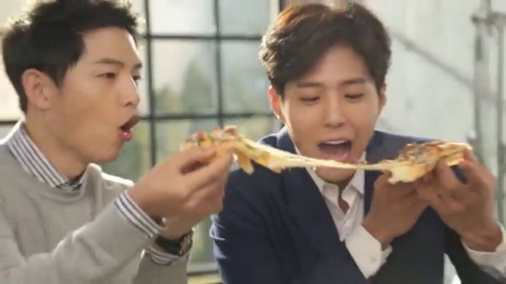Song Joong Ki và Park Bo Gum thân thiết trong buổi quảng cáo cho pizza Domino