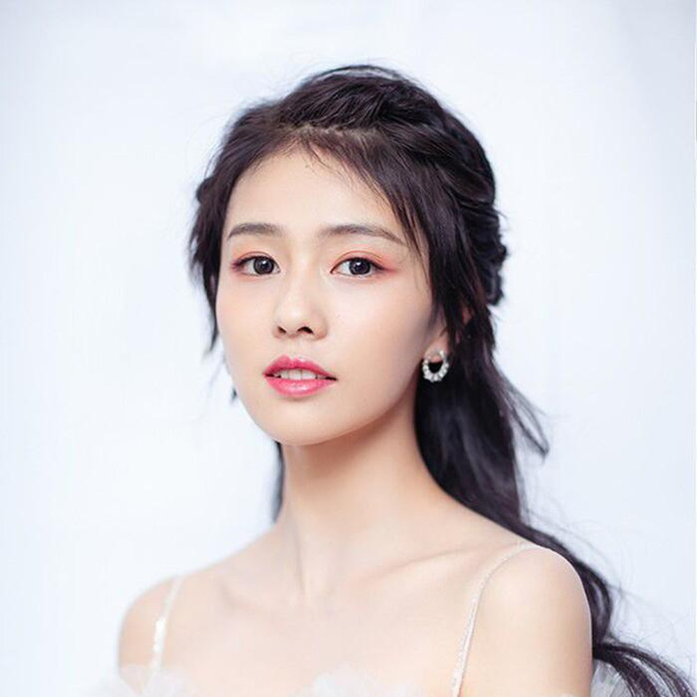 Bạch Lộc: Khi tài năng phá vỡ định kiến về "hotgirl" mạng xã hội bach loc luon no luc chinh phuc khan gia bang tai nang dien xuat cua minh - Bạch Lộc: Khi tài năng phá vỡ định kiến về "hotgirl" mạng xã hội