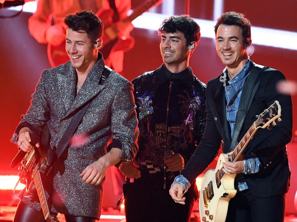 bieu dien - Jonas Brothers: Đẳng cấp của những quý ông làng nhạc
