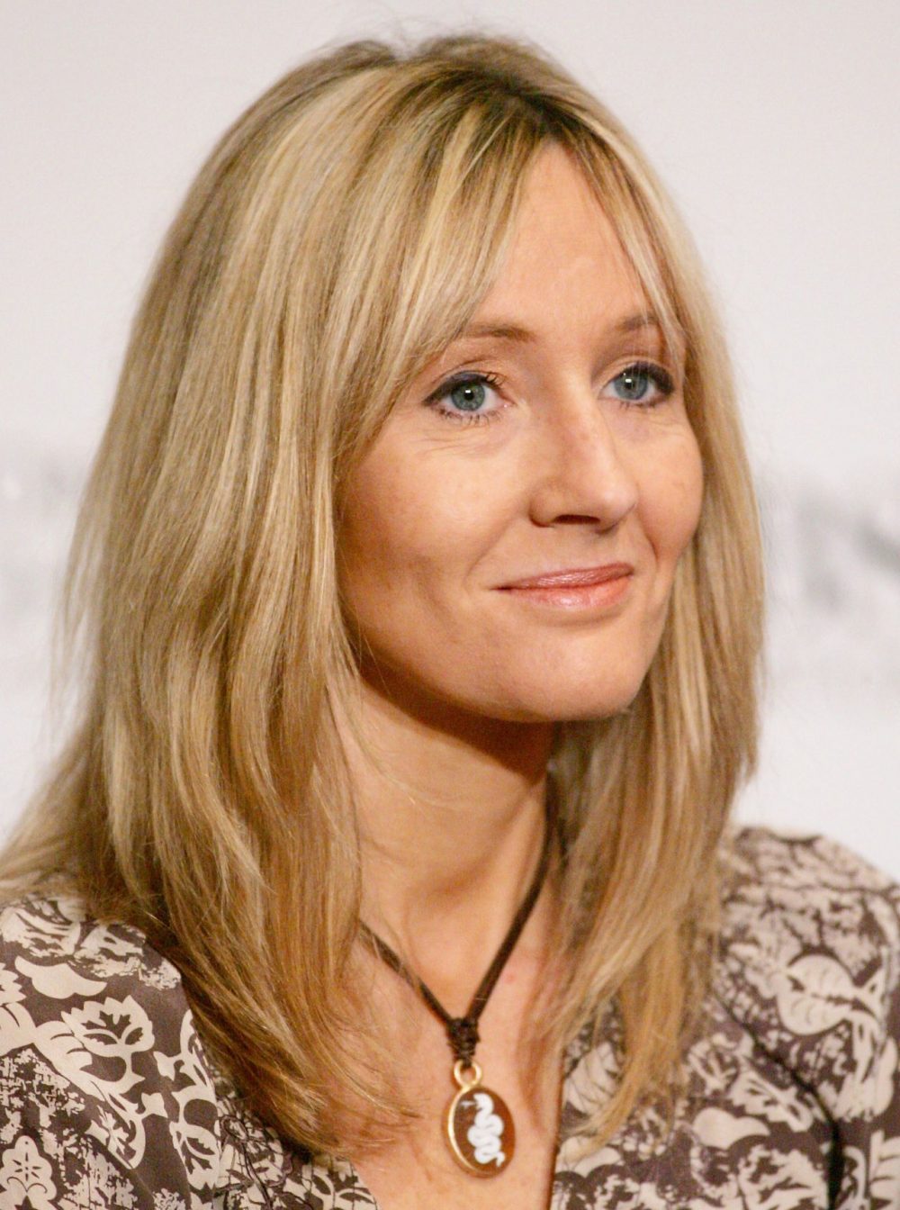 J.K.Rowling và câu thần chú chạm đến vương miện tỷ phú chan dung j.k.rowling e1605189373147 - J.K.Rowling và câu thần chú chạm đến vương miện tỷ phú