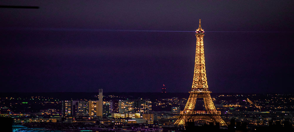 Tháp Eiffel lộng lẫy trên nền trời Paris