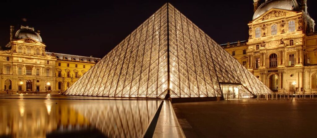 Bảo tàng Louvre về đêm