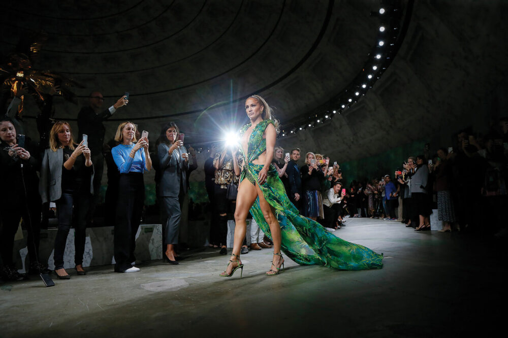 jlo milan fashion show e1606746088657 - Jennifer Lopez: Ngôi sao đa tài của nền nghệ thuật Xứ Cờ hoa