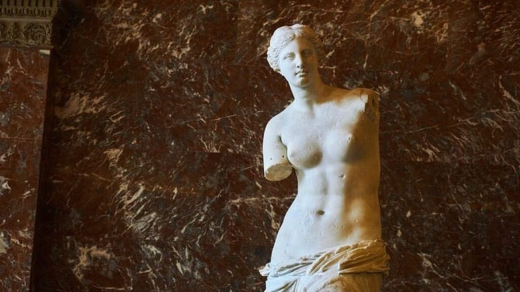 Bức tượng "Thần Vệ Nữ" nổi tiếng được trưng bày tại bảo tàng Lourve, Paris