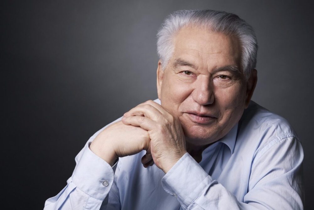 Aitmatov: Báu vật không thể thay thế của văn chương chan dung aitmatov e1609428530510 - Aitmatov: Báu vật không thể thay thế của văn chương
