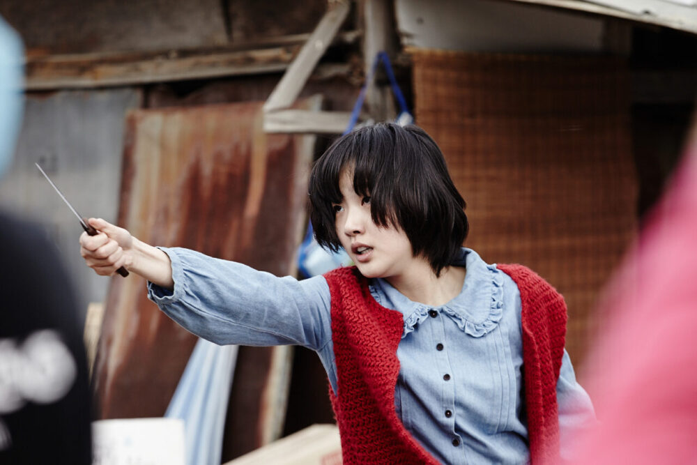 mot phan canh trong bo phim quai vat e1607781703492 - Kim Go Eun: Hành trình khẳng định bản thân của "vẻ đẹp lạ" màn ảnh Hàn