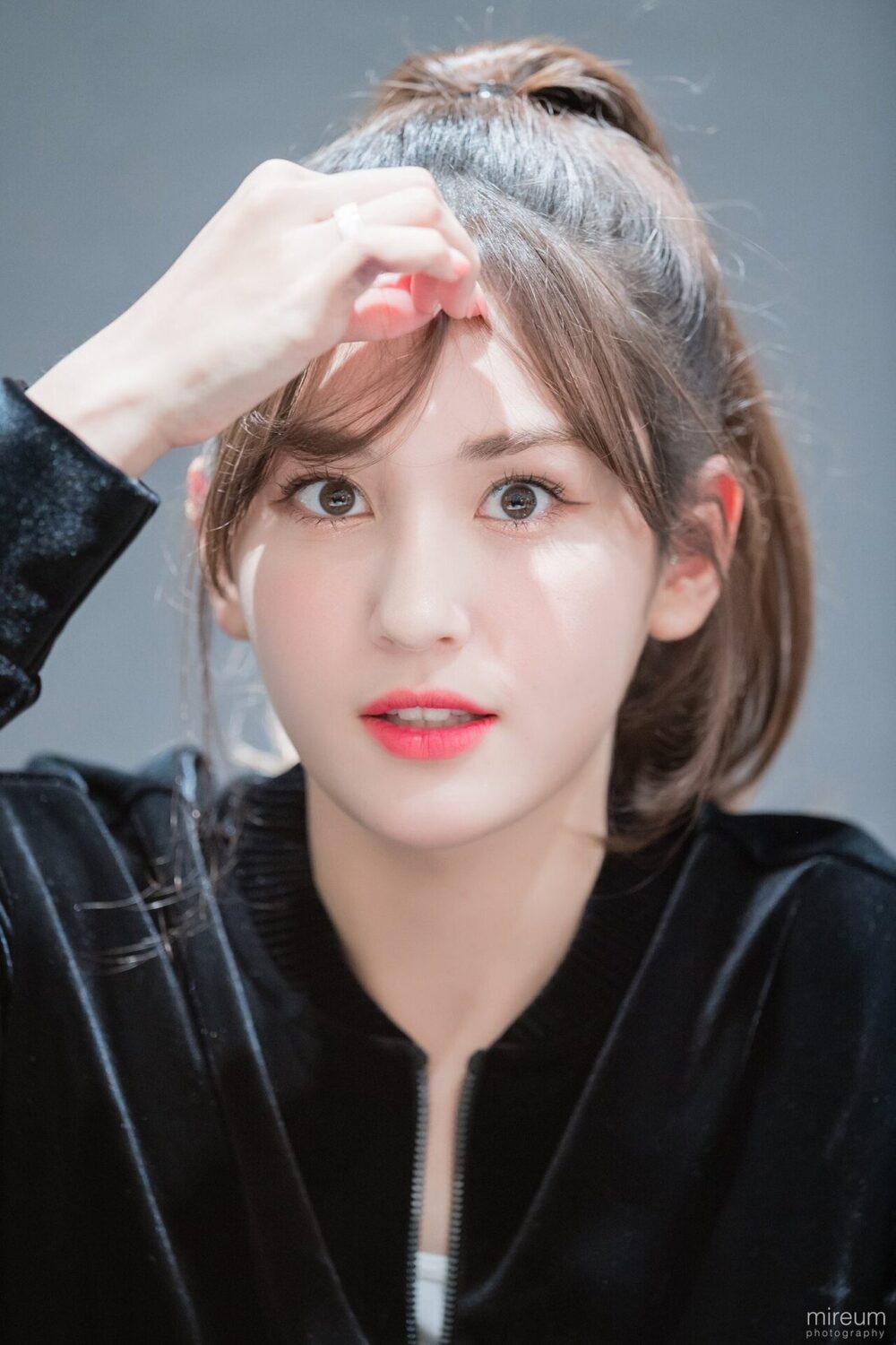 Somi: “Bông hồng lai” đầy tiềm năng của làng âm nhạc Hàn Quốc somi bi bat nat e1606812094216 - Somi: “Bông hồng lai” đầy tiềm năng của làng âm nhạc Hàn Quốc