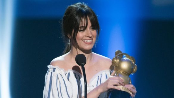 Nụ cười đầy rạng rỡ của Camila Cabello khi nhận giải thưởng