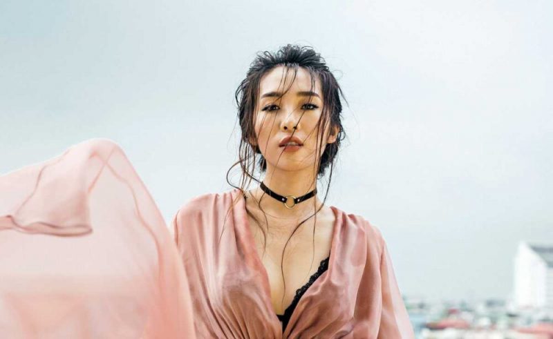 Ngoài tài năng âm nhạc thì Emily còn sở hữu ngoại hình đầy quyến rũ