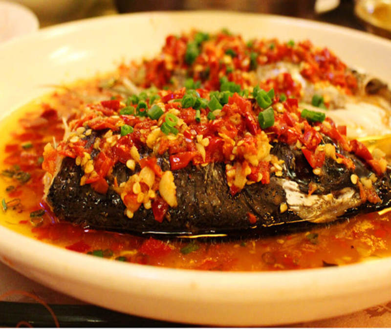 Đầu cá hấp cay là món ăn đặc sản của ẩm thực Hồ Nam