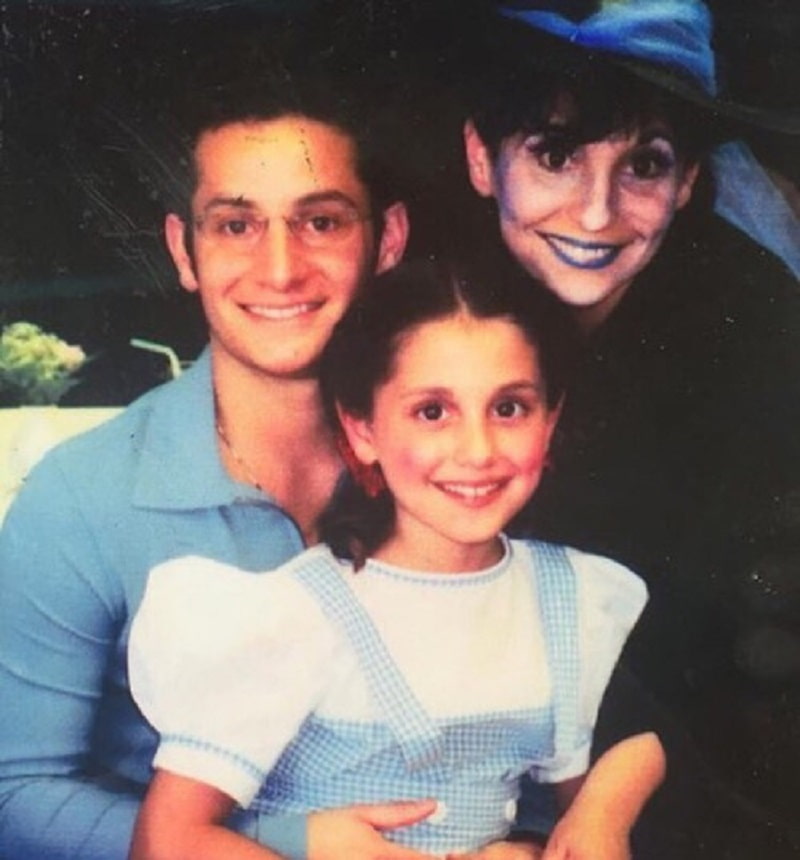 Ariana cùng mẹ và anh trai