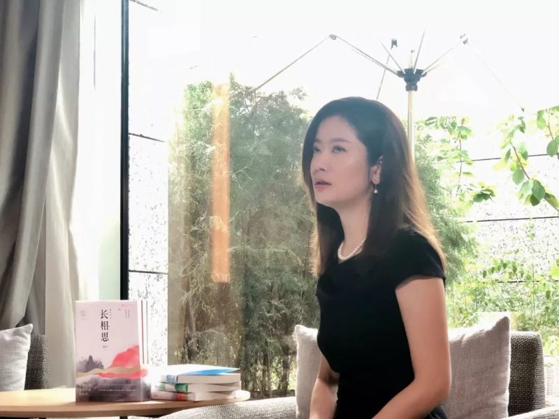 Nhà văn Đồng Hoa trong một cuộc phỏng vấn
