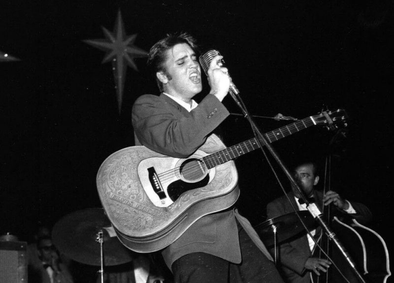 Elvis Presley từng mắc chứng sợ sân khấu