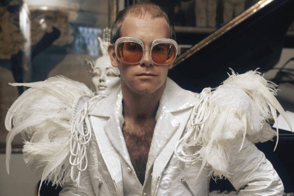 Elton John trong bộ trang phục đậm chất Glam Rock