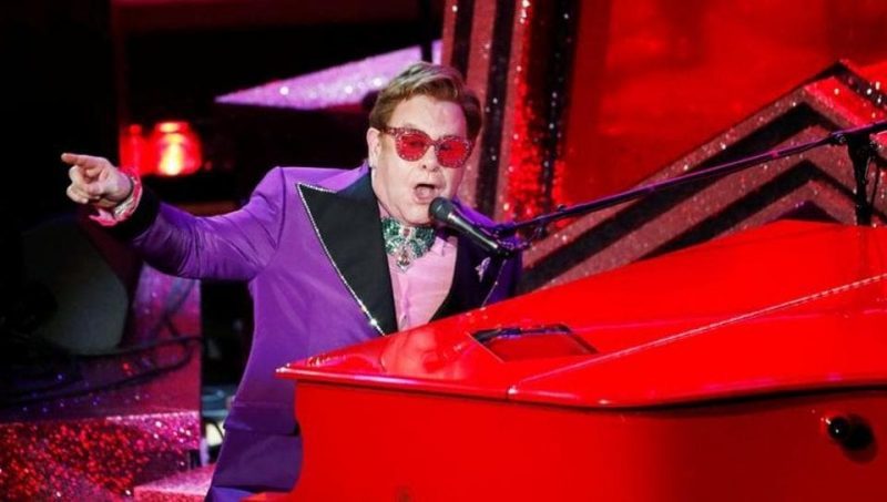 Trong những năm 2000, Elton chủ yếu đi tour tại các sân vận động