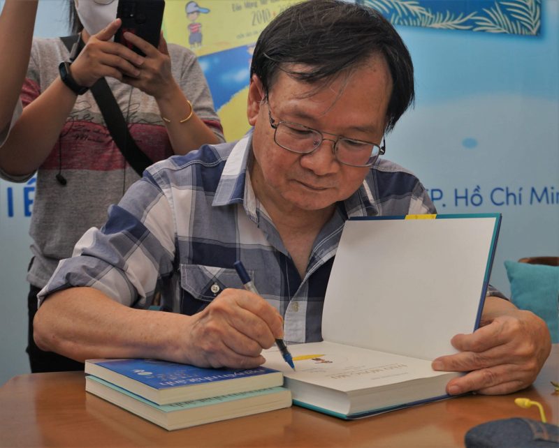 Nhà văn Nguyễn Nhật Ánh ký tặng sách