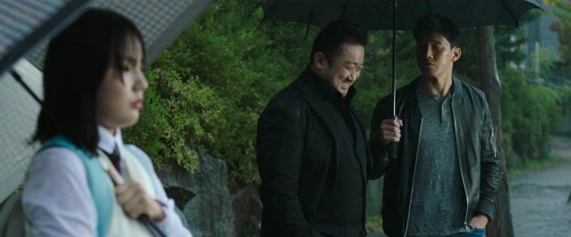 Jang Dong Soo đưa ô của mình cho nữ sinh