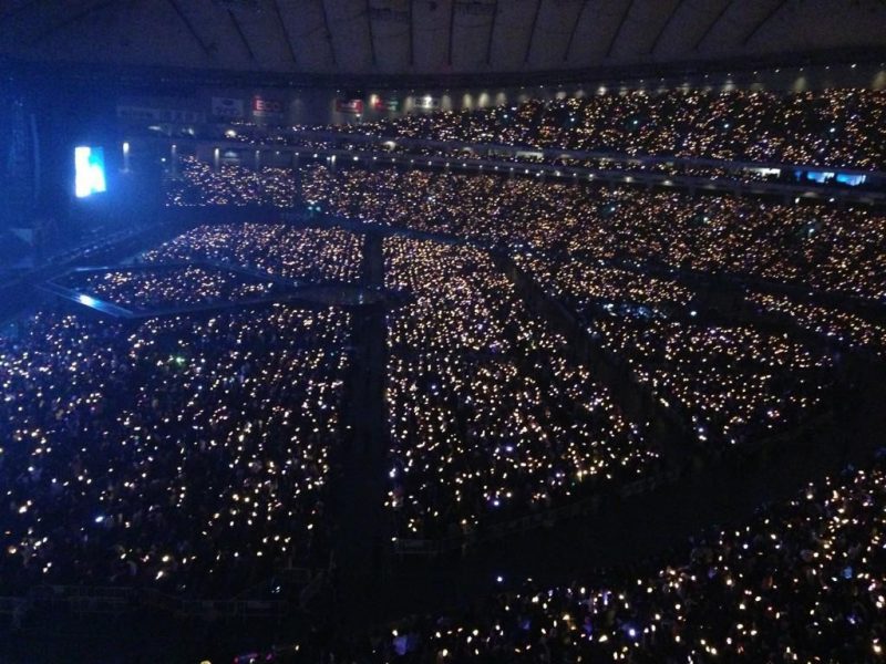 Biển người hâm mộ trong buổi biểu diễn đầu năm tại Tokyo Dome của KARA