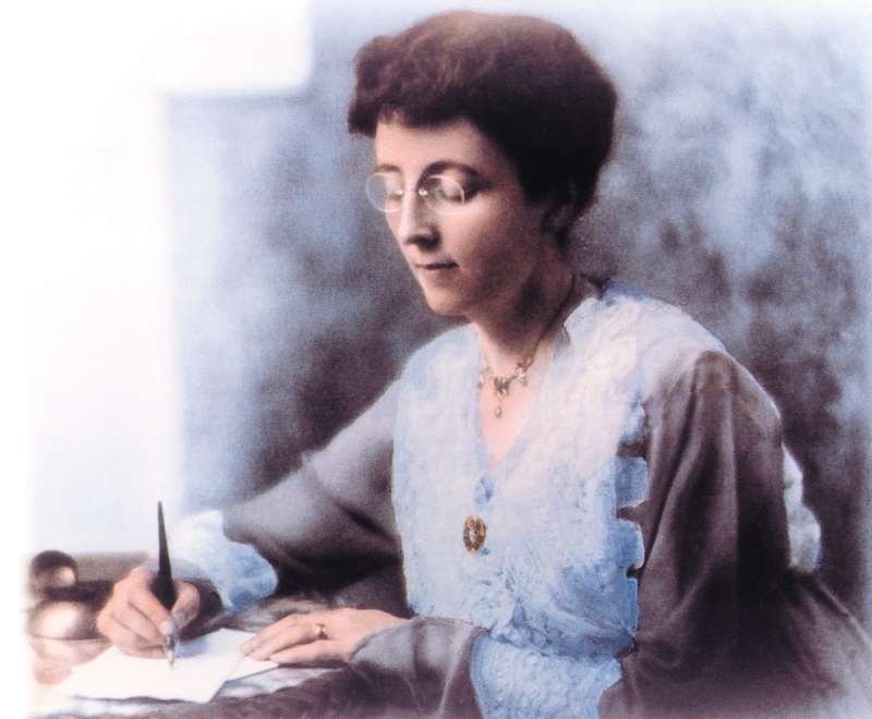 Nhà văn được biết đến rộng rãi với loạt truyện viết về cô bé Anne tóc đỏ dưới bút danh L.M. Montgomery.