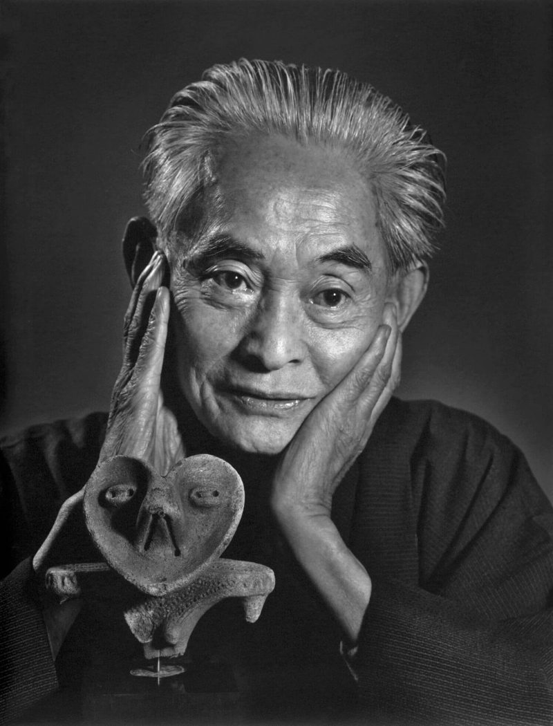 Nhà văn Kawabata Yasunari bên khối điêu khắc của ông