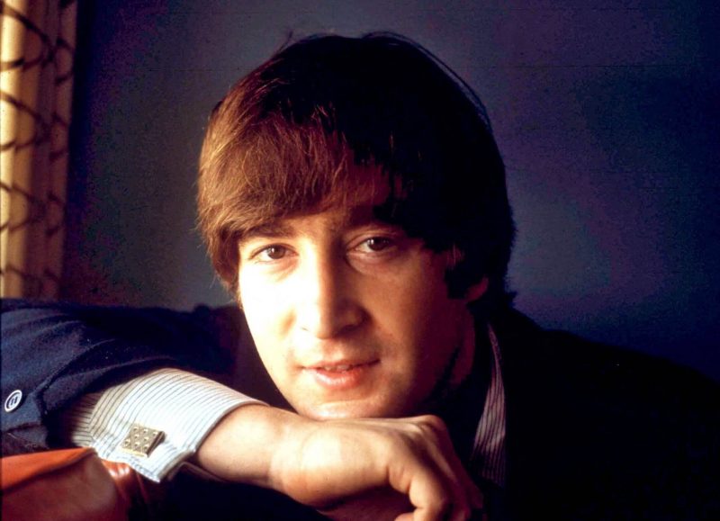 Vẻ mơ màng của John Lennon làm si mê các thiếu nữ