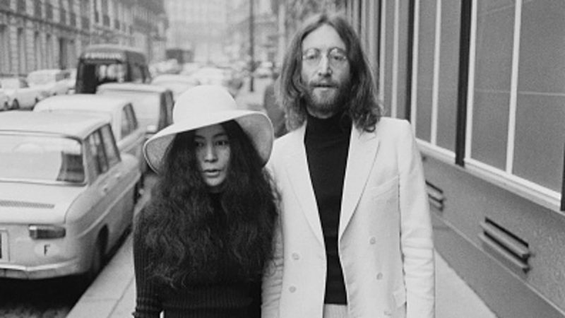 Yoko và John gặp nhau lần đầu tại một triển lãm
