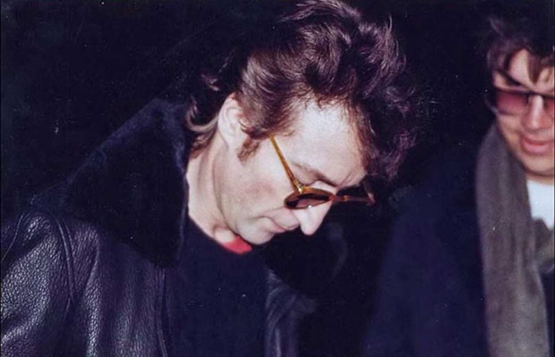 John Lennon ký tặng Chapman (góc phải) trước khi bị ám sát