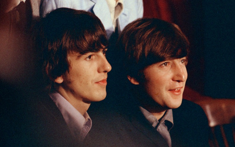George Harrison (bên trái ảnh) được giới thiệu vào The Quarrymen