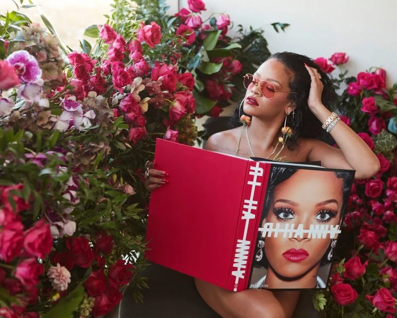 Rihanna và cuốn sách đầu tay với tựa đề The Rihanna Book