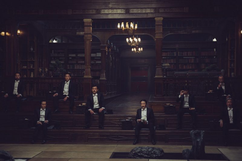 Những nhà quý tộc tập trung ngồi nghe dâm thư tại nhà Kouzuki