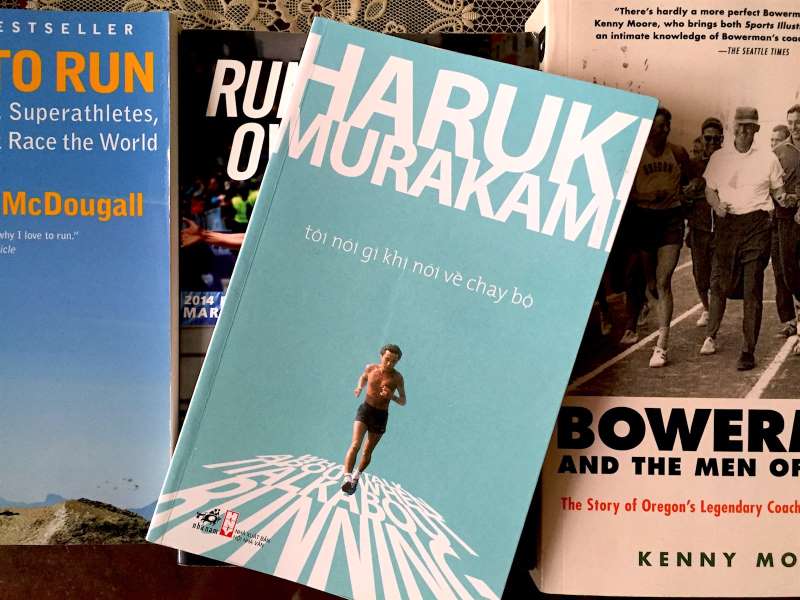 Cuốn sách là nhật ký tập luyện, du lịch và hồi tưởng về quá trình viết văn của Haruki Murakami