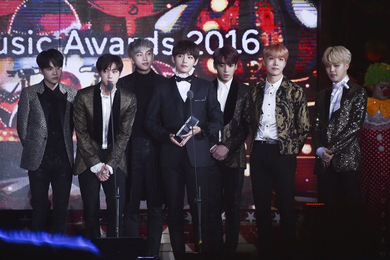 Jin lần đầu chạm tay đến giải Dae-sang tại Melon Music Awards 2016