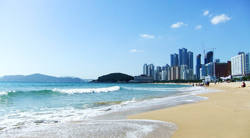 Bãi cát vàng mịn là điểm nổi bật của bãi biển Haeundae