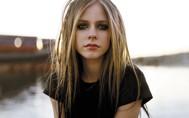 avril lavigne 17 e1642219272208 - Avril Lavigne và câu chuyện về "Công chúa Pop Punk" của thời đại