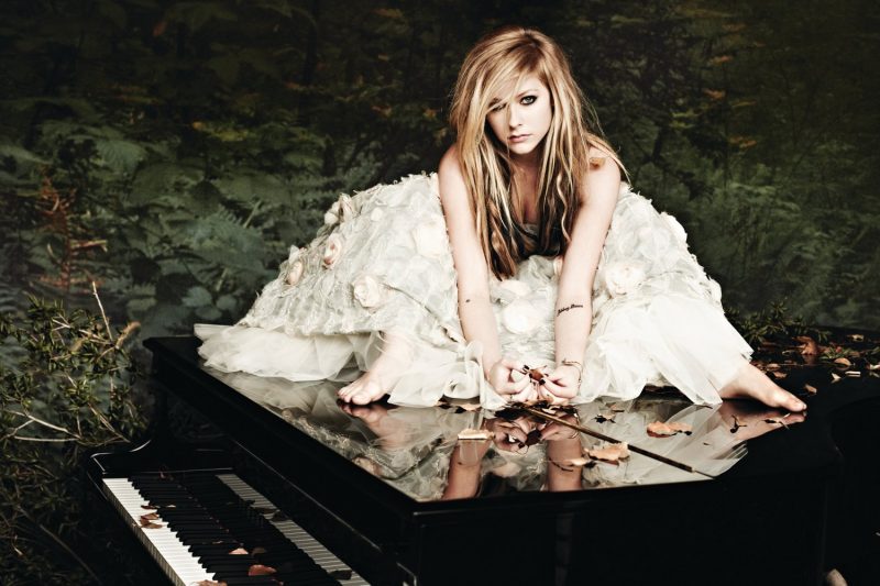 avril lavigne 23 e1642238592748 - Avril Lavigne và câu chuyện về "Công chúa Pop Punk" của thời đại