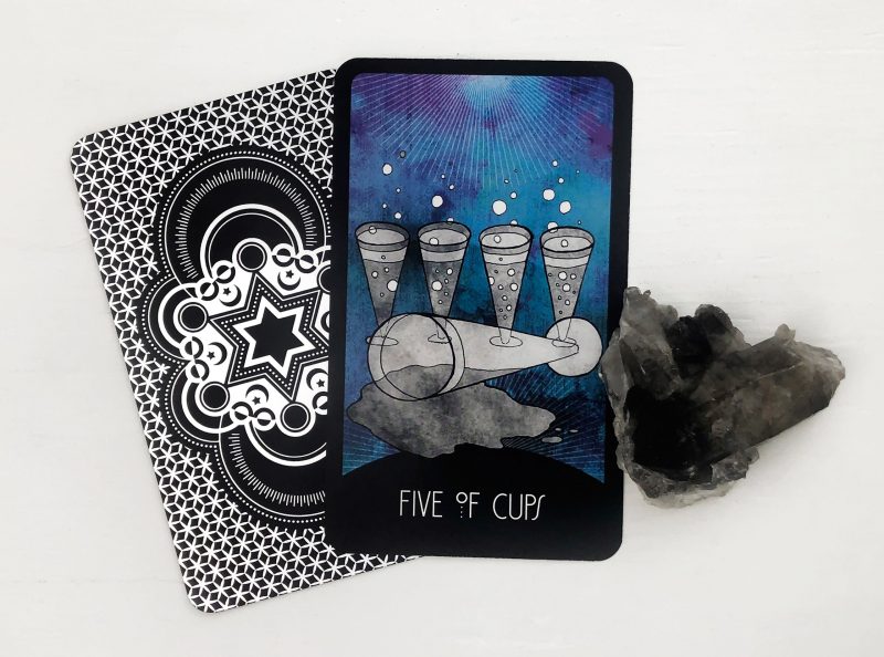 five of cups hinh anh 5 e1648139071754 - 5 Of Cups là gì? Ý nghĩa của lá bài 5 Of Cups trong Tarot