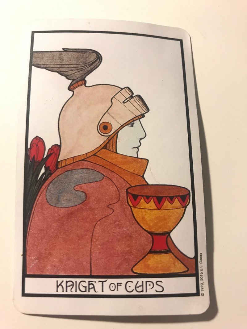 Knight Of Cups nổi bật với hình tượng người hiệp sĩ trẻ đang cưỡi trên mình con ngựa màu trắng muốt
