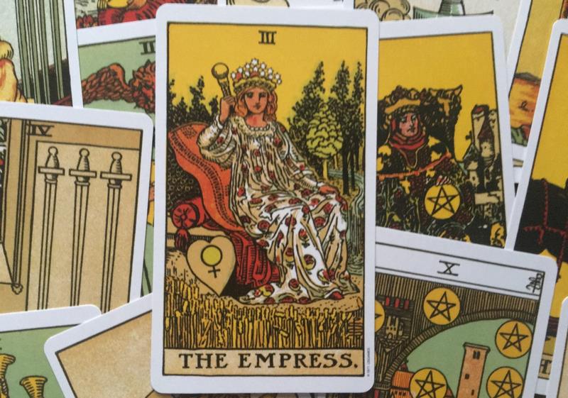 Lá bài The Empress nằm ở vị trí thứ 3 trong bộ Ẩn chính và thể hiện tính nữ cùng với The High Priestess