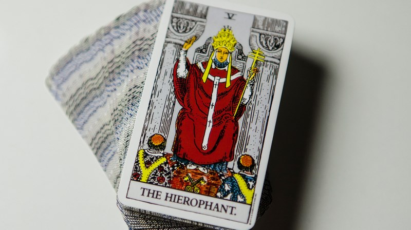 la bai the hierophant hinh anh 1 - The Hierophant là gì? Ý nghĩa của lá bài The Hierophant trong Tarot