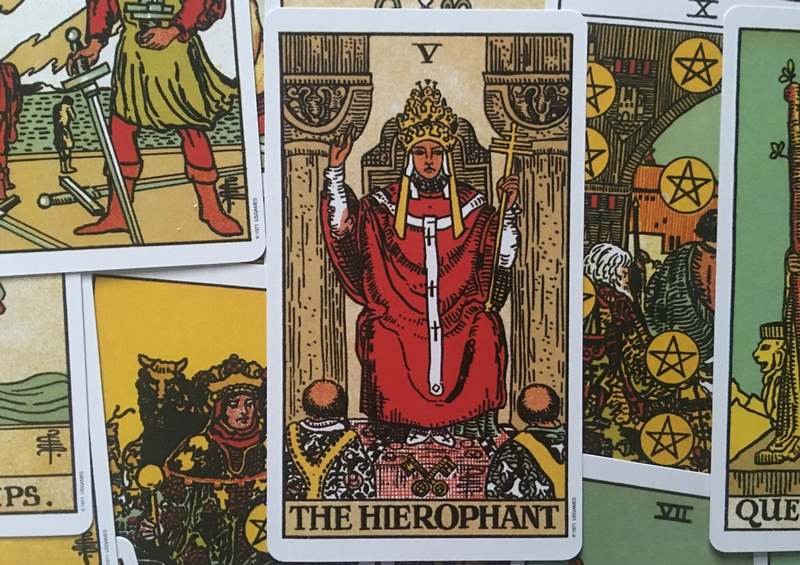 The Hierophant thường tượng trưng cho những điều thiêng liêng và ngập tràn trí tuệ nhân loại