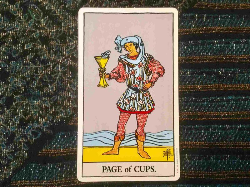 page of cups hinh anh 6 e1648055545452 - Page Of Cups là gì? Ý nghĩa của lá bài Page Of Cups trong Tarot