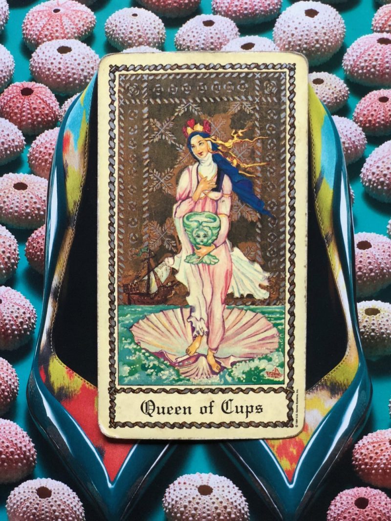 queen of cups hinh anh 2 e1648321730296 - Queen Of Cups là gì? Ý nghĩa của lá bài Queen Of Cups trong Tarot