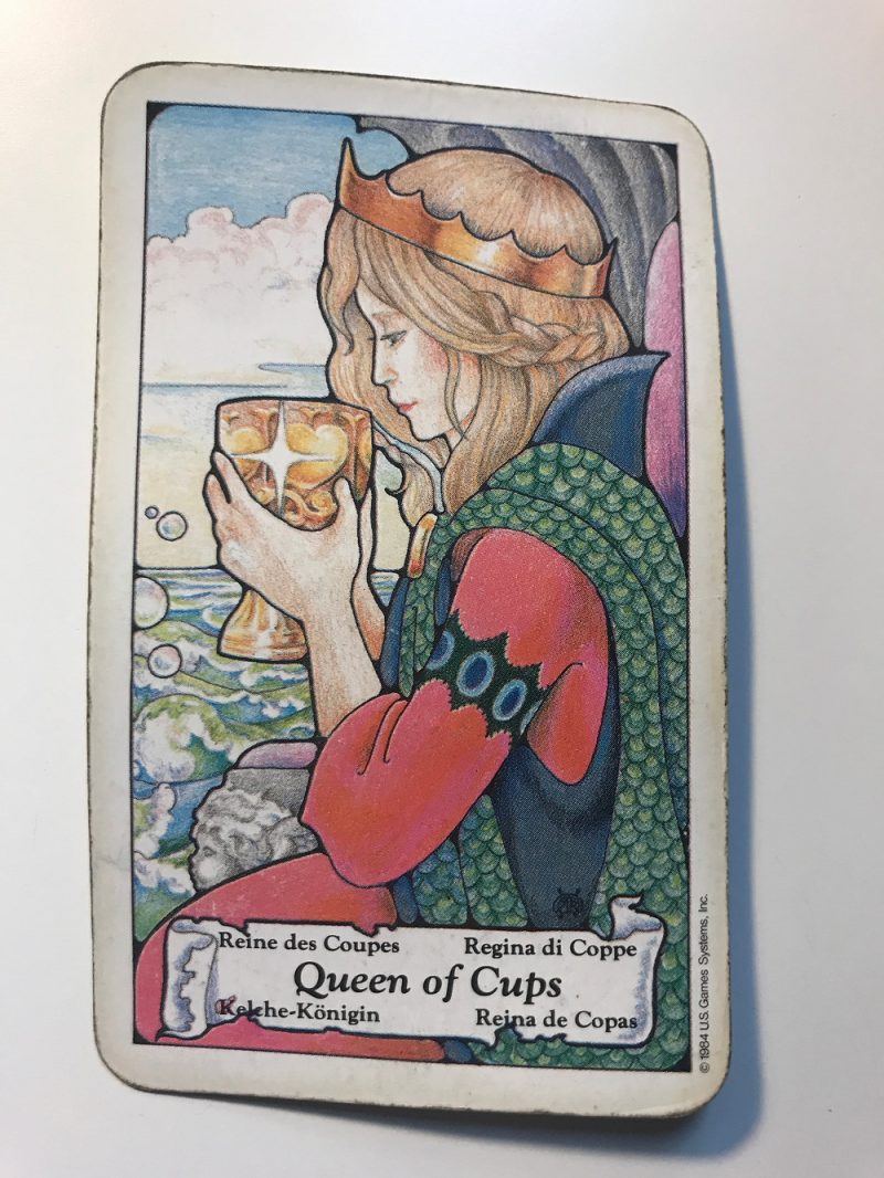 queen of cups hinh anh 8 e1648322068571 - Queen Of Cups là gì? Ý nghĩa của lá bài Queen Of Cups trong Tarot