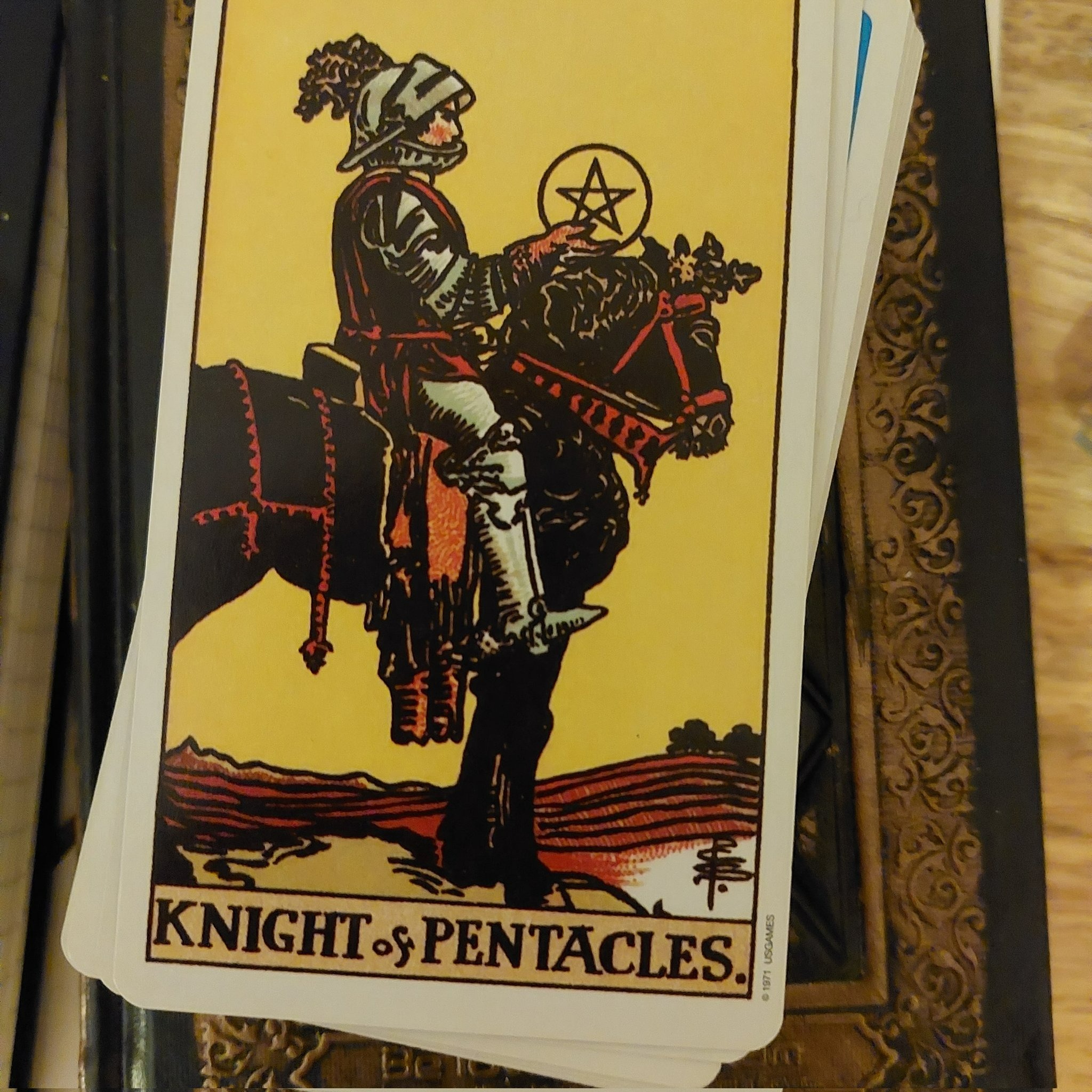 knight of pentacles hinh anh 2 - Knight of Pentacles là gì? Ý nghĩa của lá bài Knight of Pentacles trong Tarot