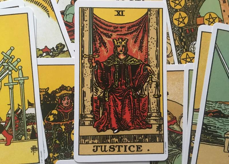 la bai justice hinh anh 1 - Justice là gì? Ý nghĩa của lá bài Justice trong Tarot