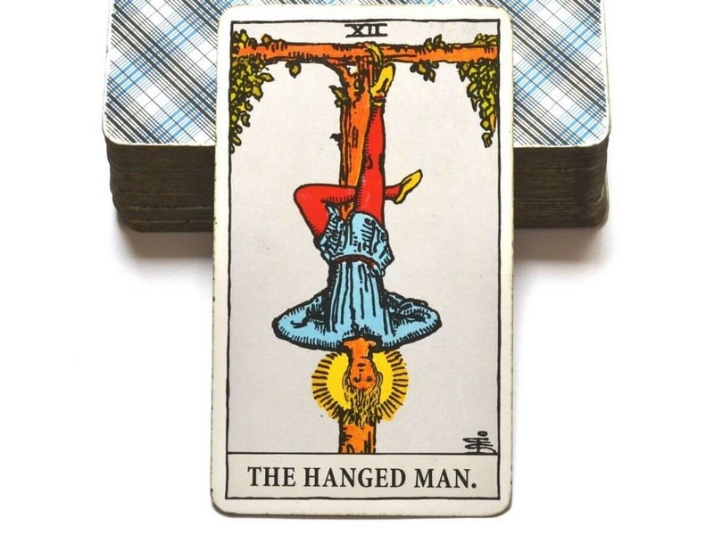 la bai the hanged man hinh anh 2 - The Hanged Man là gì? Ý nghĩa của lá bài The Hanged Man trong Tarot
